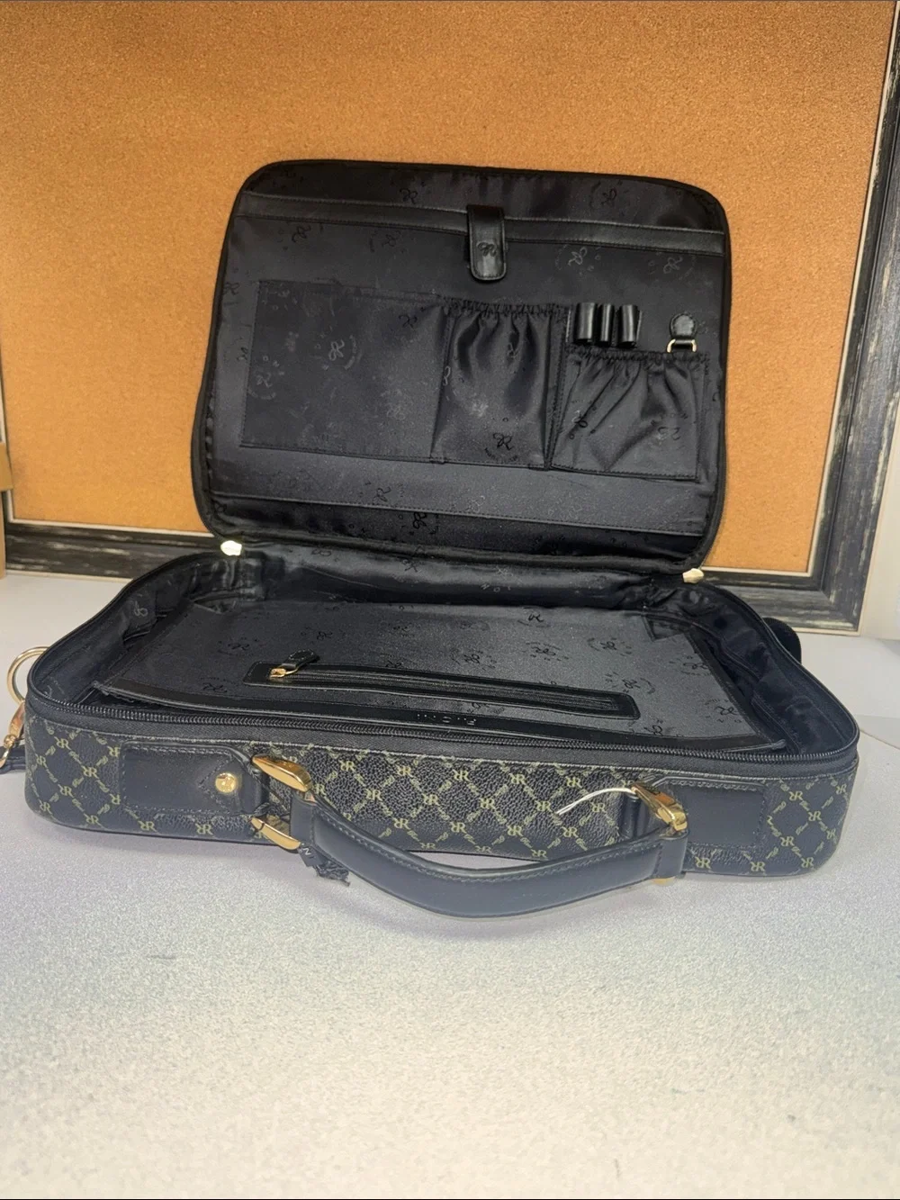 Rioni Signature (Black) Jetsetter's briefcase